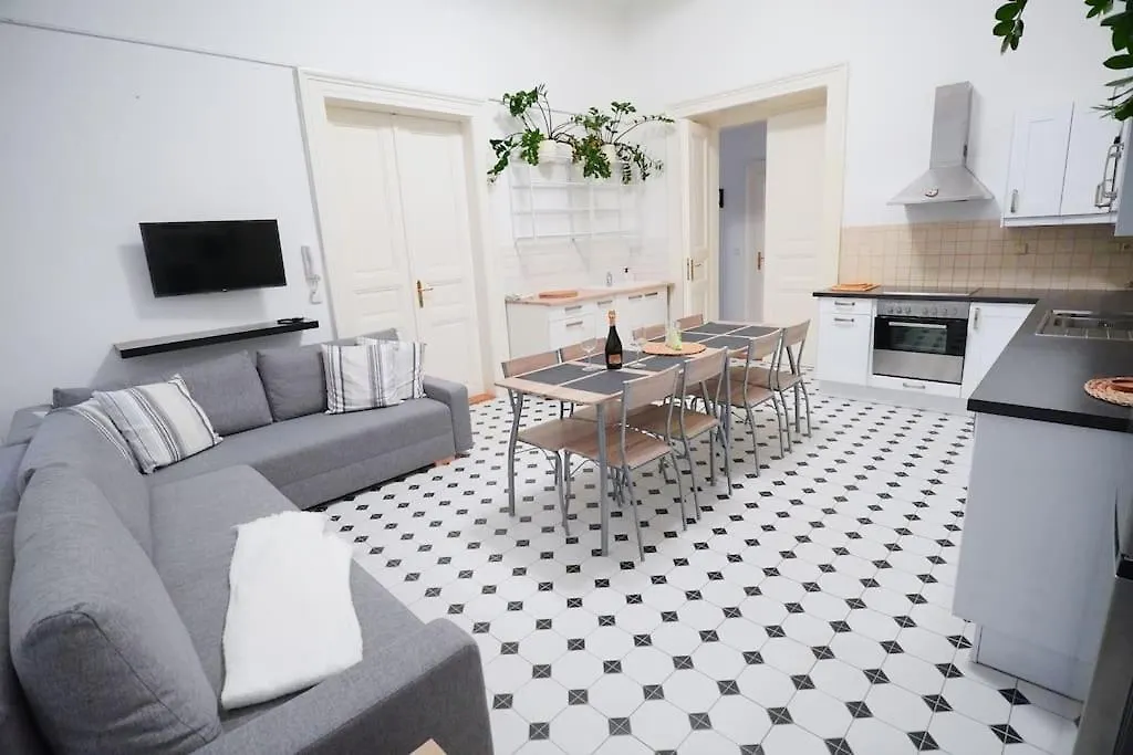 Apartment New! Mucha 3Bdr Flat In Heart Of The City Center Prague