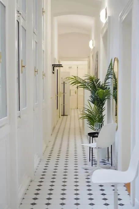 New! Mucha 3Bdr Flat In Heart Of The City Center Prague