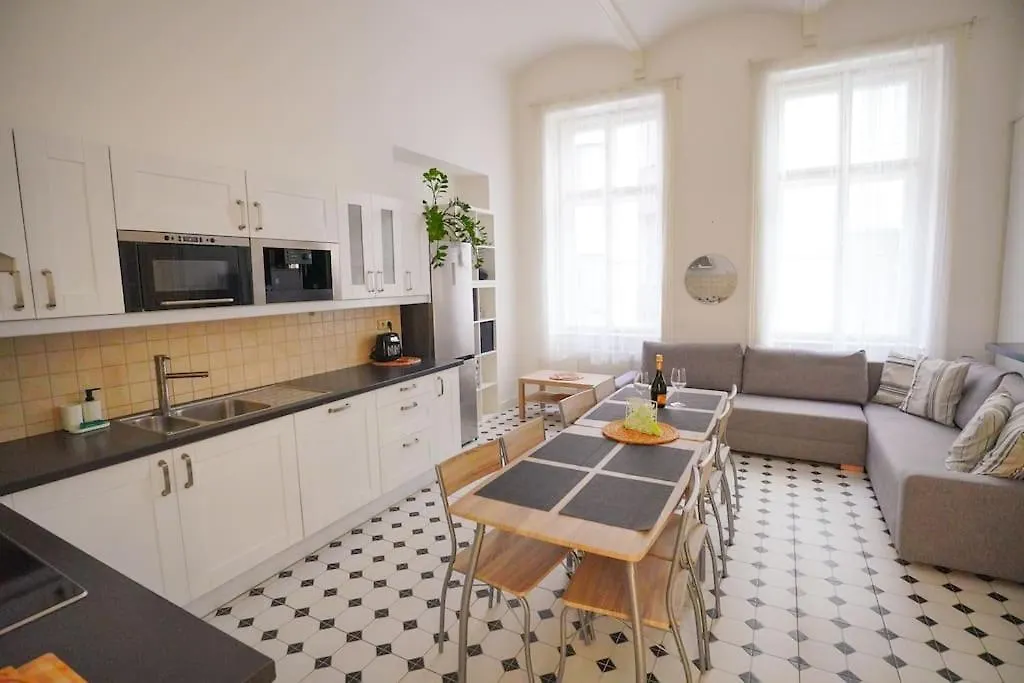 New! Mucha 3Bdr Flat In Heart Of The City Center Prague