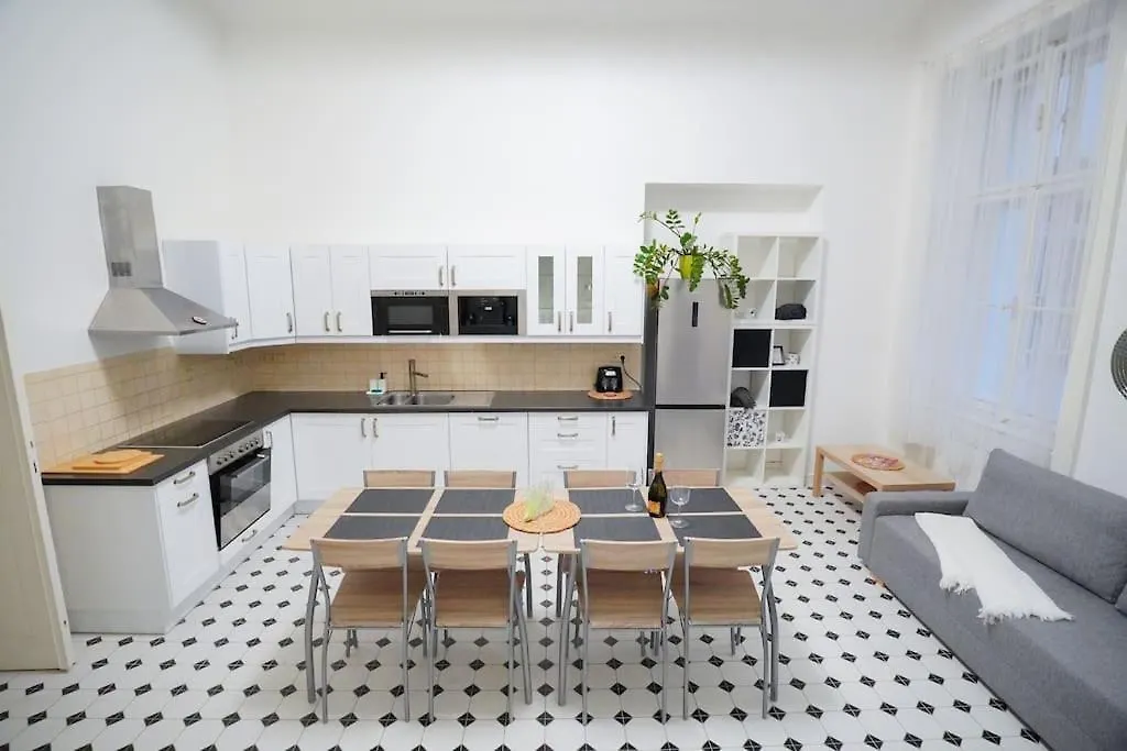 New! Mucha 3Bdr Flat In Heart Of The City Center Prague