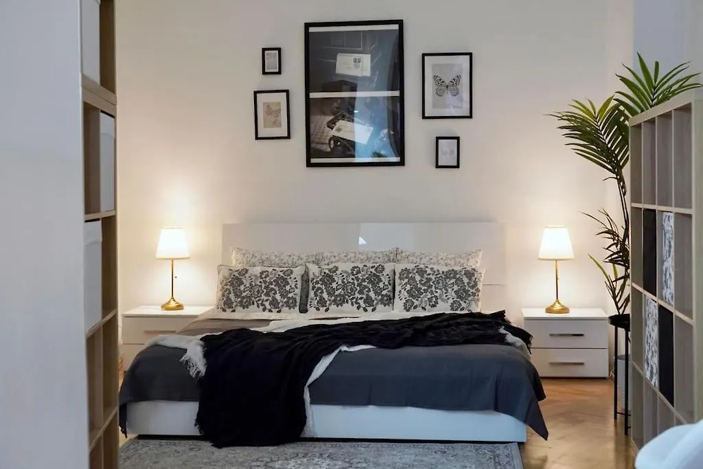 New! Mucha 3Bdr Flat In Heart Of The City Center Prague Apartment