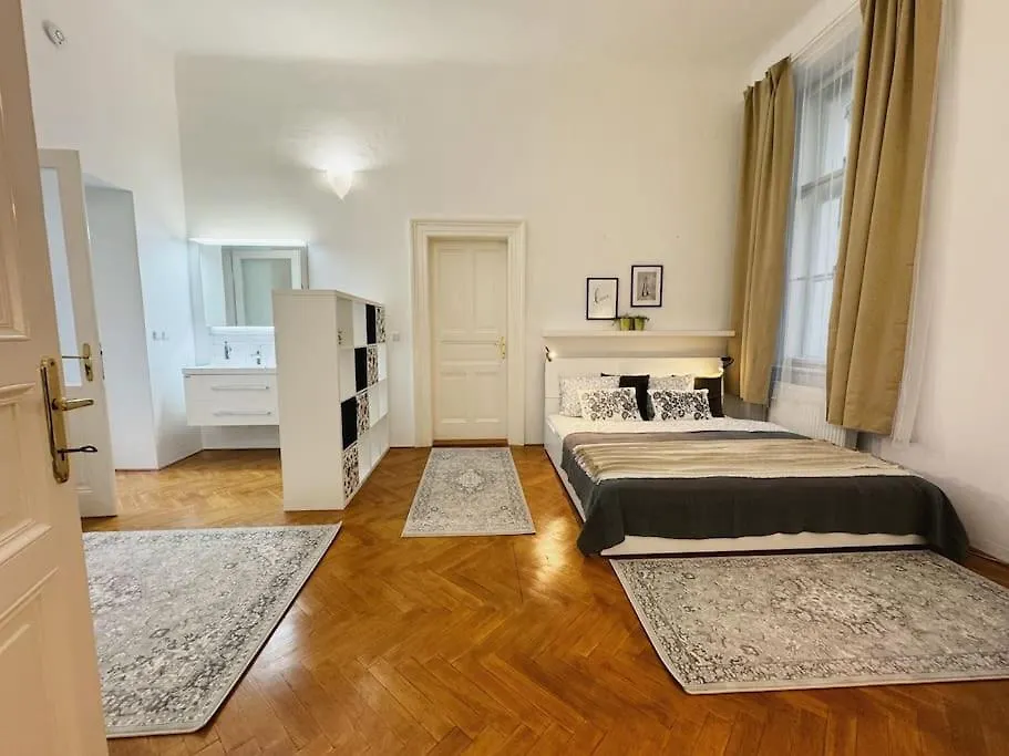 New! Mucha 3Bdr Flat In Heart Of The City Center Prague