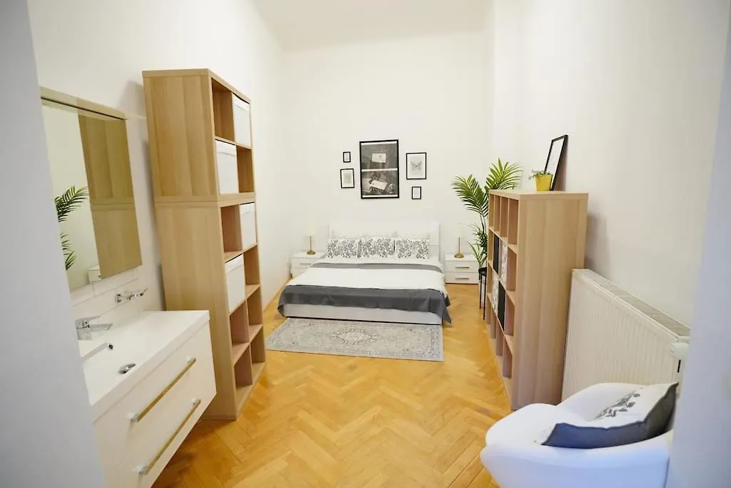 New! Mucha 3Bdr Flat In Heart Of The City Center Prag Lägenhet