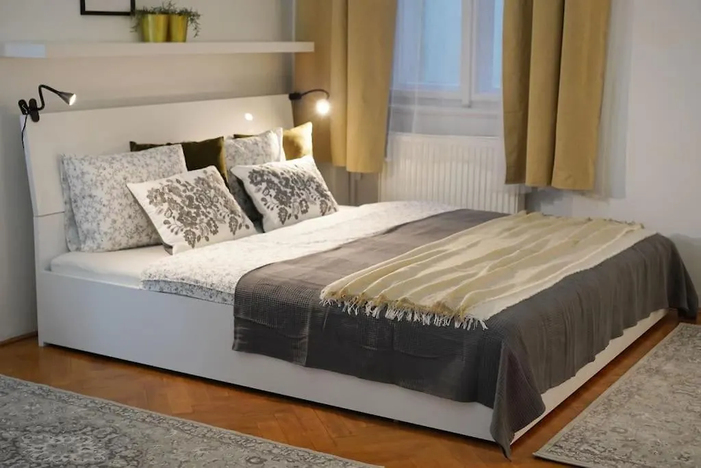 Lägenhet New! Mucha 3Bdr Flat In Heart Of The City Center Prag